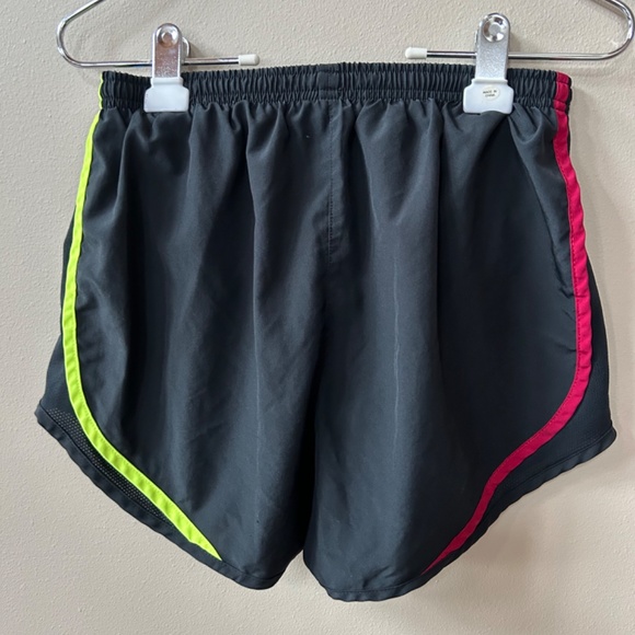 Women’s Nike shorts - Picture 2 of 3